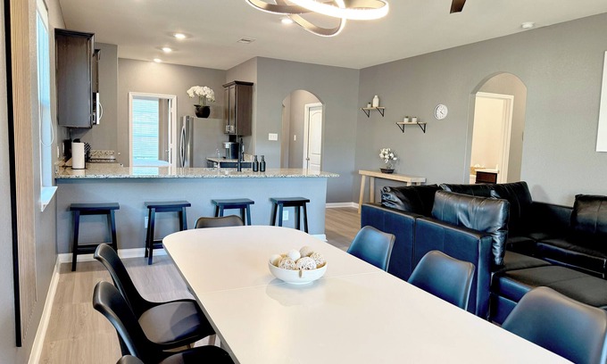 Magnolia Casa | Modern 4br 4 king beds Workspace 75" TV Fire pit Pets OK!