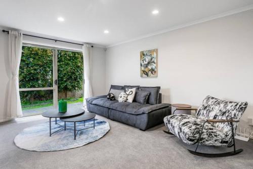 Oteha Casa | Modern 4BR Home near Albany and Browns Bay Beach
