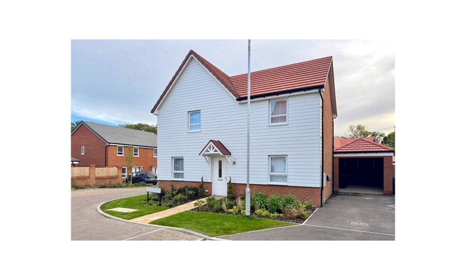 Broad Oak Casa | Modern 4BR House – Super-King En-suite, Garden, TVs in Every Room, Parking