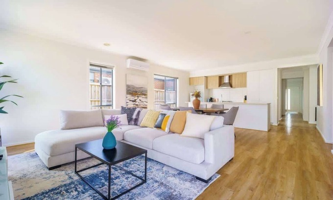 Clyde Casa | Modern 4BR near Parks & Shops Family Friendly