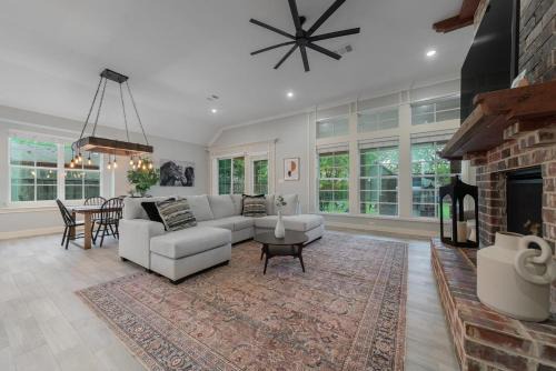 Irving Casa | Modern 4BR Retreat, Hot Tub, Game Room near DFW