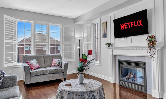Durham Region Casa | Modern 4BR Retreat w/ Hot Tub & Style | Central Oshawa Getaway
