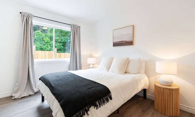 Barrie Casa | Modern 4BR Retreat | Walk to Beach & Georgian
