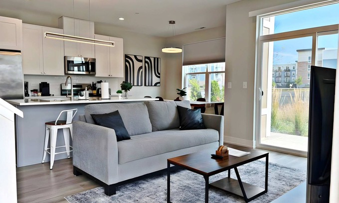 Warrenville Apartamento | Modern 4BR Townhouse w/ Parking & Lake Views