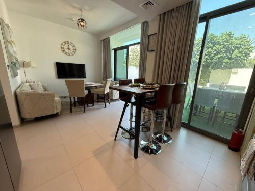 Dubai Apartamento | Modern 4BR Villa in Ranches 3 with Park View Sleep 7