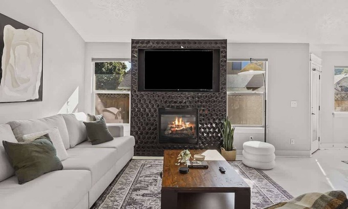 Southwest Ada County Alliance Casa | Modern 4BR w/ Hot Tub - Fire Pit - Stylish Stay