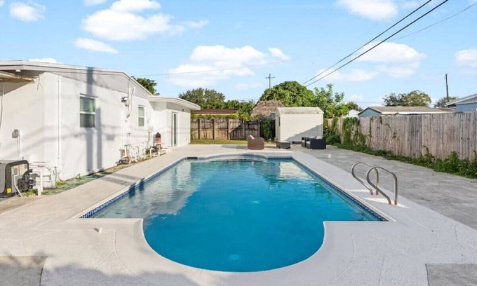 West Hollywood Casa | Modern 5/2 -Heated POOL. GRILL. Big backyard