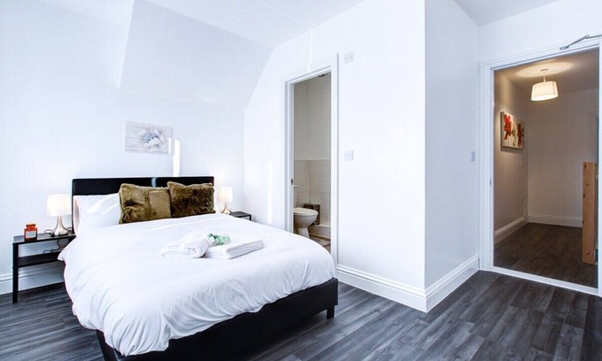 Colchester Casa | Modern 5 Bed 3 Bath House in Colchester