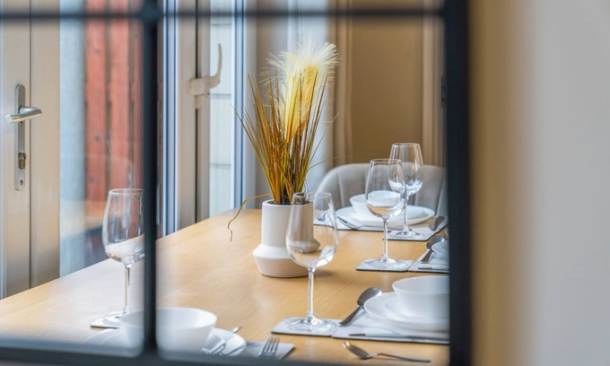 East End Casa | Modern 5 Bed Townhouse with Free Parking