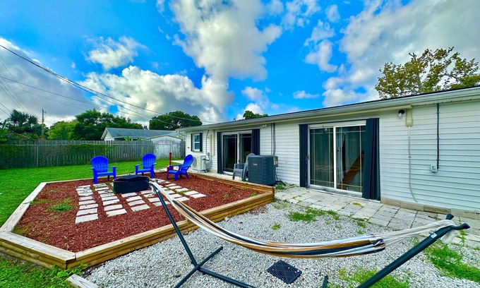 Tropic Casa | Modern 5 Bedroom Home 8 minutes from Beach