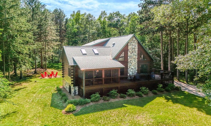 Necedah Cabina | Modern 5-Bedroom Log Cabin - 1/2 mile to Castle Rock Lake – 30 Mins to the Dells