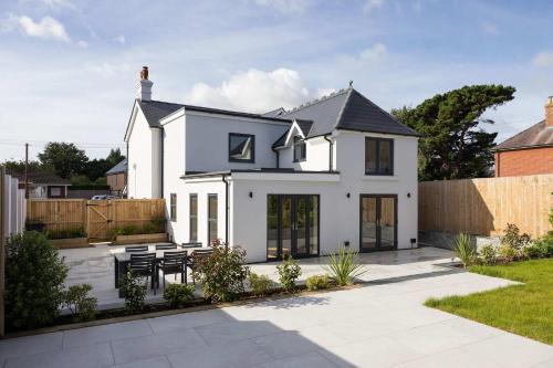 Southbourne Casa | Modern 5-Bedroom Retreat Nr Coast