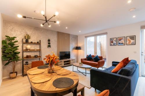 Cribbs Causeway Casa | Modern 5 Bedroom Town House with off St Parking