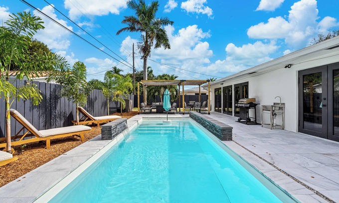 Imperial Point Casa | Luxury Vacation Home in Fort Lauderdale – Pool, Outdoor Kitchen, Family-Friendly