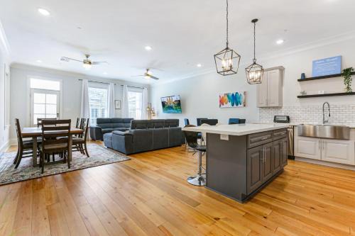 Faubourg Lafayette Apartamento | Modern 5 BR Condo - Large Pool - Near Everything