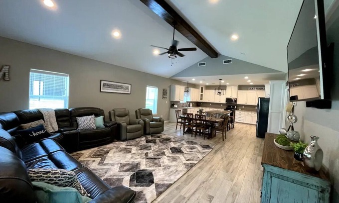 Zavalla Casa | Modern 5-BR Lake House w/ Covered Parking