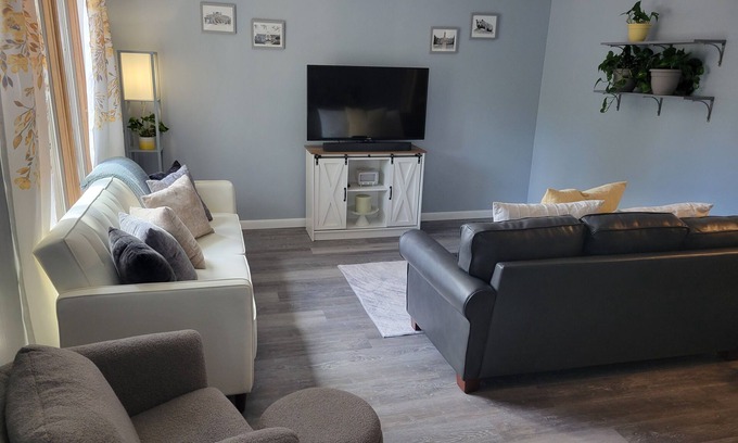 State College Casa | Modern. 5 min to Penn State Breakfast included, King bed, Game Room! Toftrees