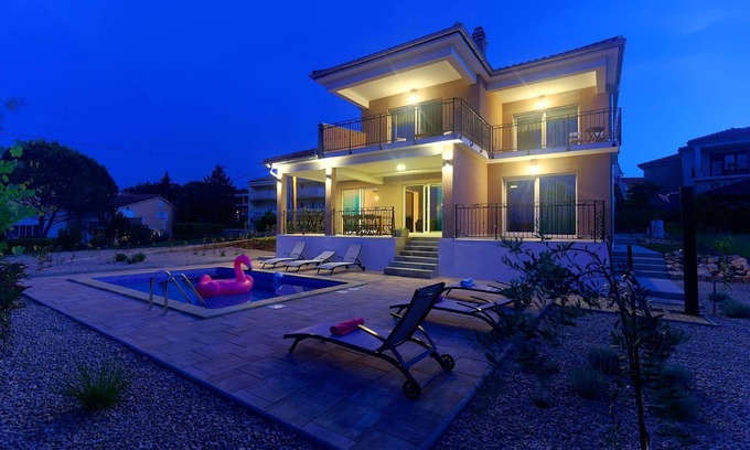 Vantacici Villa | Moderna villa de 5 * con piscina, a solo 70 metros de la playa.