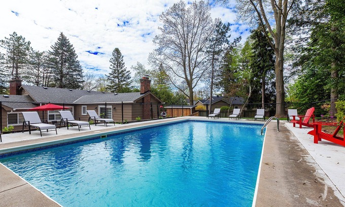 Clarkson-Lorne Park Casa | Modern 6 Bedroom/3 Bath Pool Home Near the Lake