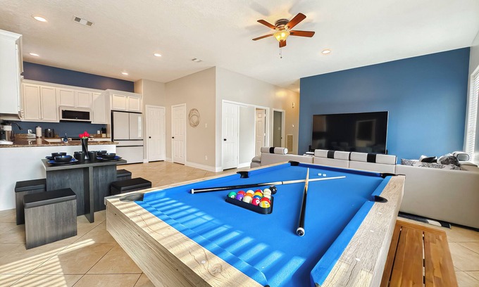 Northeast Houston Casa | Modern 6 Bedroom House with Tons of Games, BBQ, 2 85" TVs and Surround Sound!