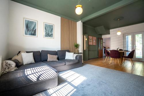 Caerleon Casa | Modern 6 Person Cosy Cottage in Historical Newport