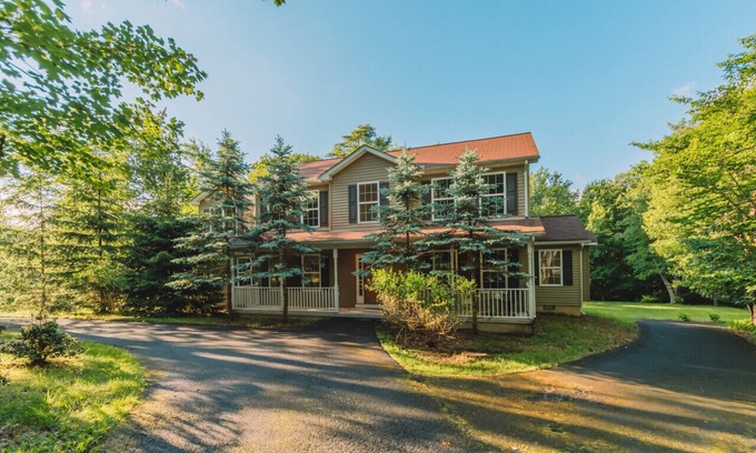 Pocono Summit Casa | Modern 6BR: Hot Tub, Sauna, Gameroom, Mins to Lake
