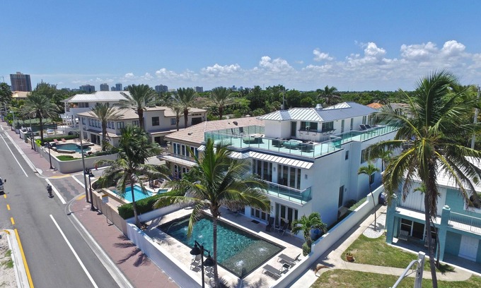Birch Park Finger Streets Casa | Modern 7,000 SF Beachfront Estate w/ Roof Deck
