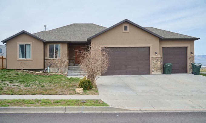 Tooele Casa | Modern 7 bedroom 4 bathroom home Tooele 16 Guests