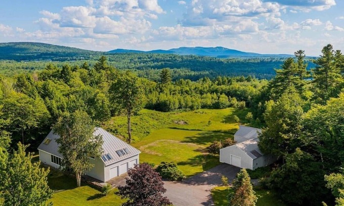 New London Casa | Modern 7-BR Chalet Minutes to Mt. Sunapee