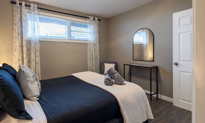 Regina Casa | Modern | 75" 4KTV & Wii | Fire Pit | Standing Desk Dual Monitors | 3 min to RCMP