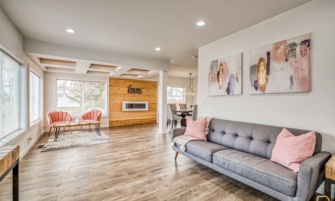 Eastside Casa | Modern 8 BR duplex in Tacoma! -Both sides included