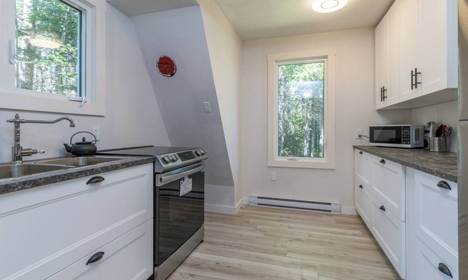 Yarmouth County Cabina | Modern A-Frame Cabin - "The Oyster Inn"
