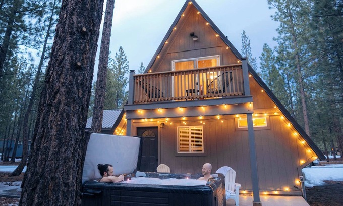 La Pine Cabina | Modern A-Frame cabin w/ hot tub close to Bend, Crater Lake, Mt Bachelor resort