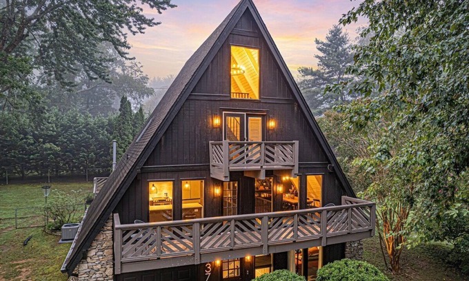 Hendersonville Casa | Modern A-Frame, Hot Tub, EV, 10 Guests, Dual King, 8 Mins from Downtown Hendersonville