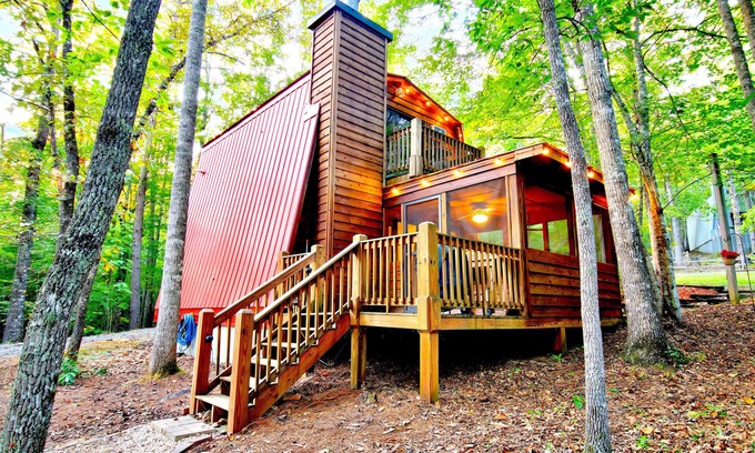 Young Harris Cabina | Modern A-Frame in Blairsville - Indoor Hot Tub & Firepit