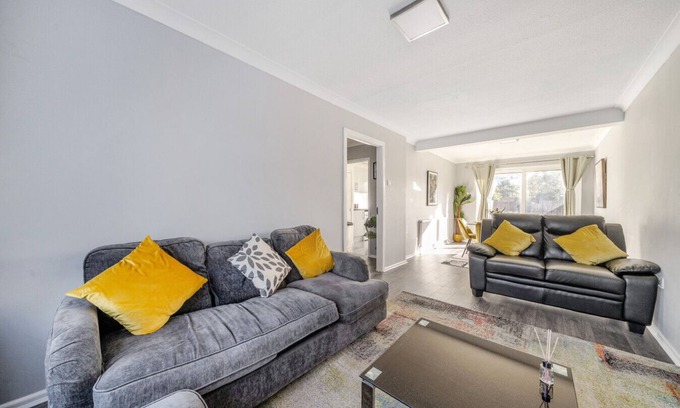 Abbey Wood Casa | Modern Abbeywood home with garden & parking