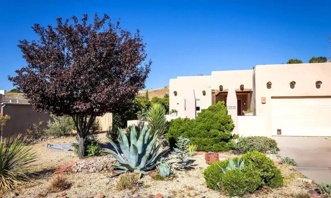 Tyrone Casa | Modern Adobe close to Downtown