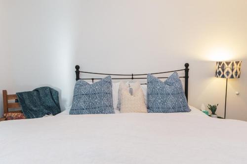Silver Lake Casa | Modern & Airy Silver Lake 2 bedroom 2 bathroom front House with Parking