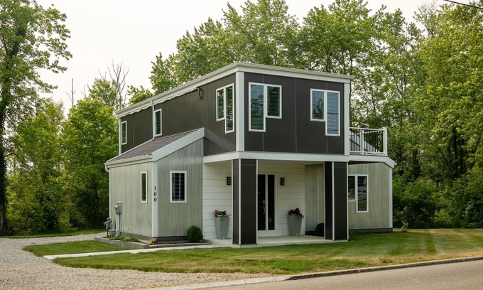 Holmesville Casa | Modern Amish Country Home, close to Berlin, Millersburg, Wooster, Loudenville.