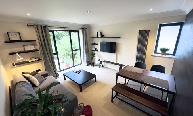 Hampton Wick Apartamento | Modern and cozy 2-guest flat with gated parking