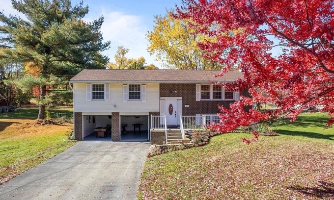 Cranberry Township Casa | Modern and Accessible 5 Bedroom Home in Cranberry, Pittsburgh with a Game Room