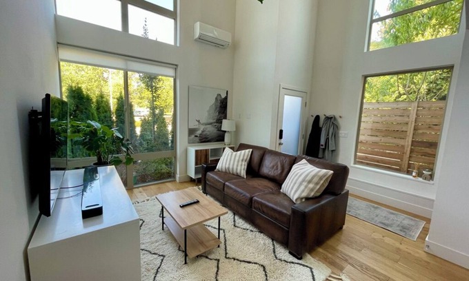 Bryant Casa | Modern and Airy home near UW & Seattle Children’s