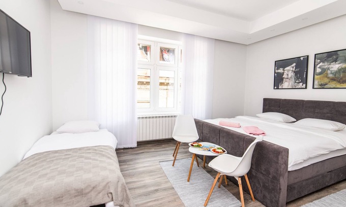 Old Town Apartamento | Modern and Bright Studio! Heart of the City Center