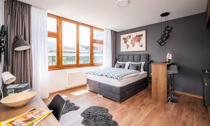 Old Town Apartamento | Modern and Bright Studio - Main Street