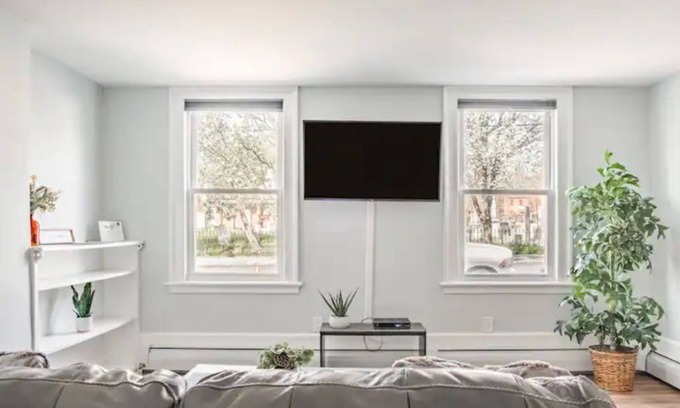 Newburgh Apartamento | Modern and Bright with office+ walk to nearby Waterfront, 1st FL.