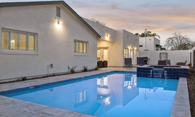 Southwest Village Casa | Modern and Classy 4 Bdrm In The Heart Of Old Town! Htd Pool