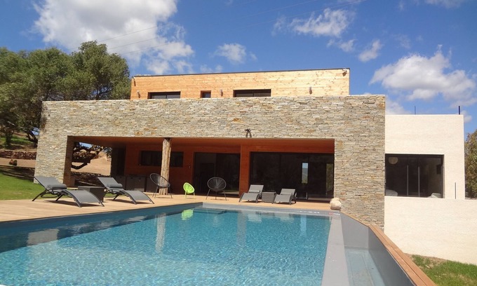 Figari Villa | Villa moderna y contemporánea con piscina climatizada cerca del mar.