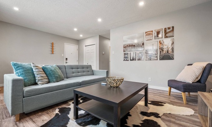 Calgary Apartamento | Modern and Cozy 2 Bedroom Retreat Near DT & Airport; Fully Renovated in 2024!