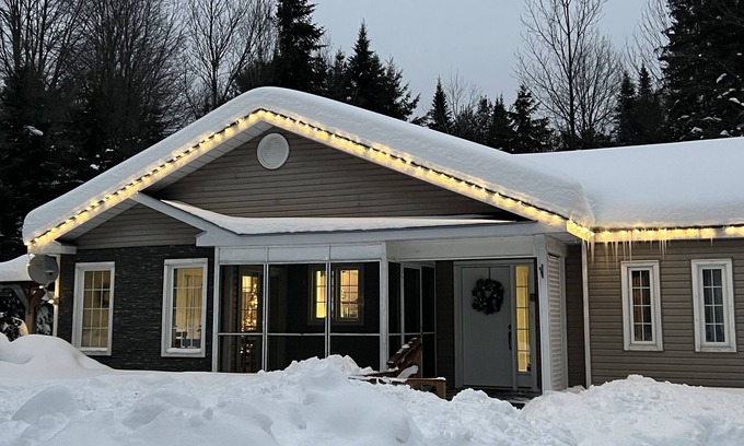 Huntsville Cabaña | Modern and newly furnished 4 season cottage retreat