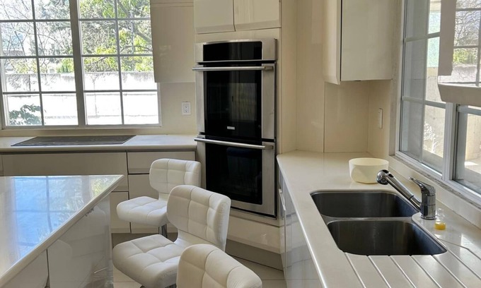 Barrio Bosques de las Lomas Casa | Modern and Spacious room with balcony